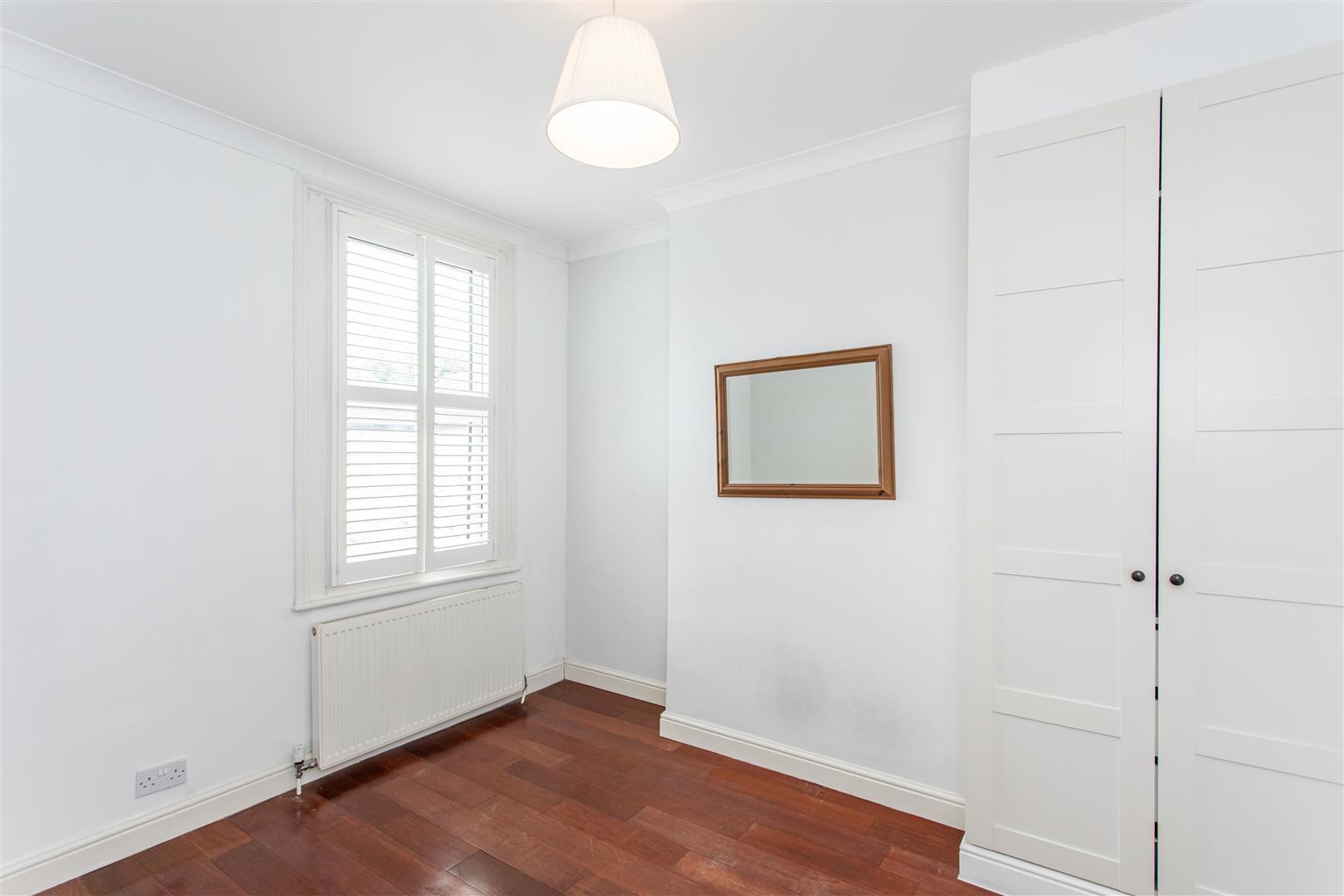 Strahan Road, Bow